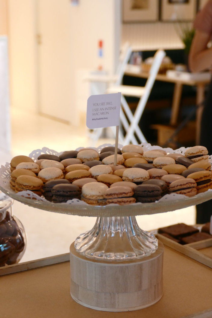 Goûter thème Fond de teint Double Wear par Studio Candy avec des sablés décorés plusieurs teintes, cannelés, macarons, guimauve et chocolats. Et décoration beige, sable, terracotta.