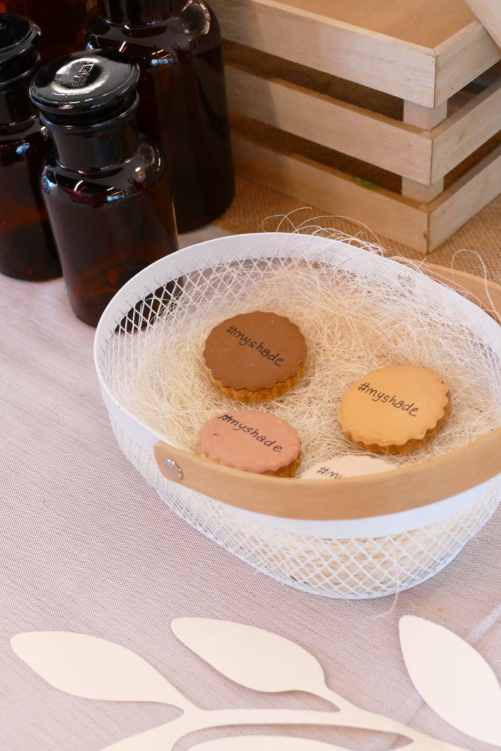 Goûter thème Fond de teint Double Wear par Studio Candy avec des sablés décorés plusieurs teintes, cannelés, macarons, guimauve et chocolats. Et décoration beige, sable, terracotta.