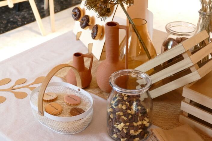 Goûter thème Fond de teint Double Wear par Studio Candy avec des sablés décorés plusieurs teintes, cannelés, macarons, guimauve et chocolats. Et décoration beige, sable, terracotta.