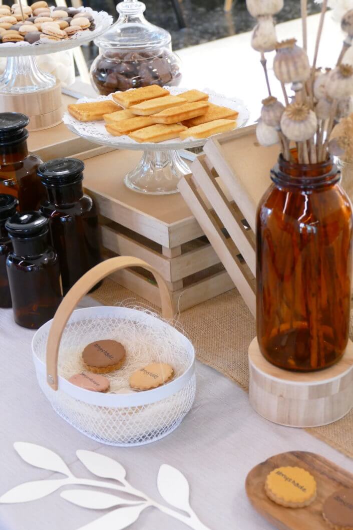 Goûter thème Fond de teint Double Wear par Studio Candy avec des sablés décorés plusieurs teintes, cannelés, macarons, guimauve et chocolats. Et décoration beige, sable, terracotta.