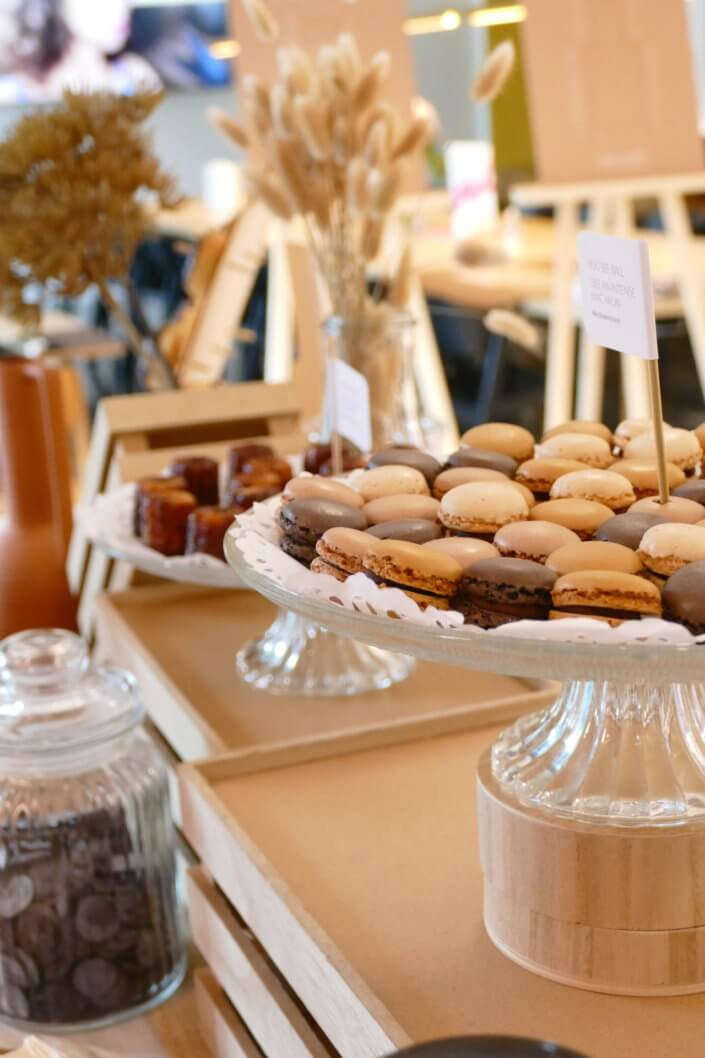 Goûter thème Fond de teint Double Wear par Studio Candy avec des sablés décorés plusieurs teintes, cannelés, macarons, guimauve et chocolats. Et décoration beige, sable, terracotta.