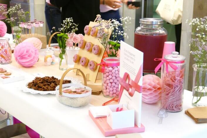 Petit déjeuner octobre rose au siège d'Estée Lauder par Studio Candy avec un candy bar rose, des sablés décorés ruban rose, roses des sablés, donuts roses