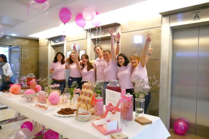 Petit déjeuner octobre rose au siège d'Estée Lauder par Studio Candy avec un candy bar rose, des sablés décorés ruban rose, roses des sablés, donuts roses