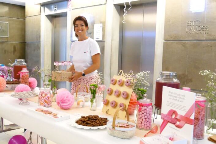 Petit déjeuner octobre rose au siège d'Estée Lauder par Studio Candy avec un candy bar rose, des sablés décorés ruban rose, roses des sablés, donuts roses