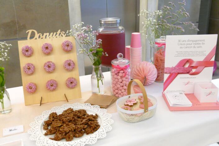 Petit déjeuner octobre rose au siège d'Estée Lauder par Studio Candy avec un candy bar rose, des sablés décorés ruban rose, roses des sablés, donuts roses