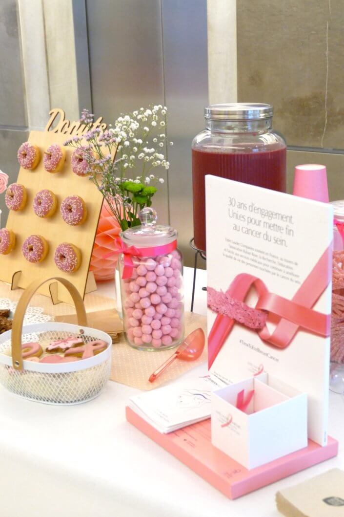 Petit déjeuner octobre rose au siège d'Estée Lauder par Studio Candy avec un candy bar rose, des sablés décorés ruban rose, roses des sablés, donuts roses