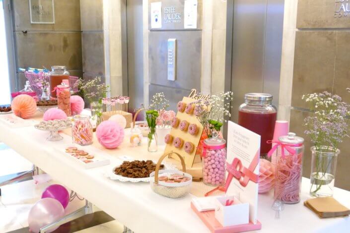 Petit déjeuner octobre rose au siège d'Estée Lauder par Studio Candy avec un candy bar rose, des sablés décorés ruban rose, roses des sablés, donuts roses