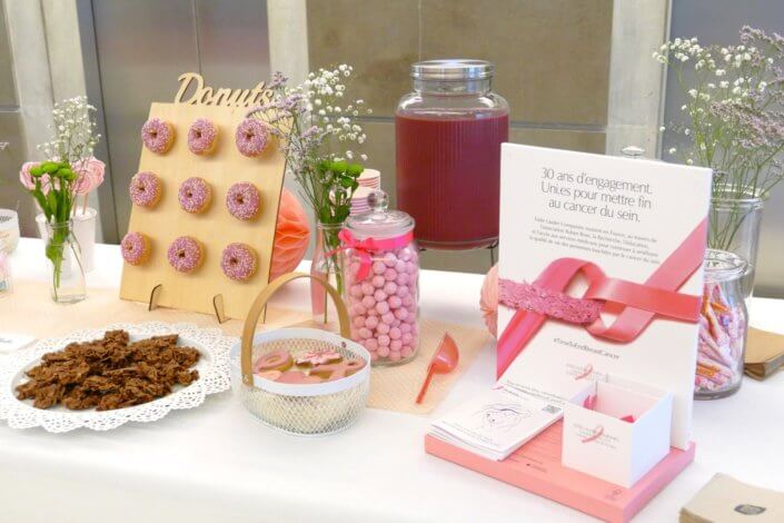 Petit déjeuner octobre rose au siège d'Estée Lauder par Studio Candy avec un candy bar rose, des sablés décorés ruban rose, roses des sablés, donuts roses