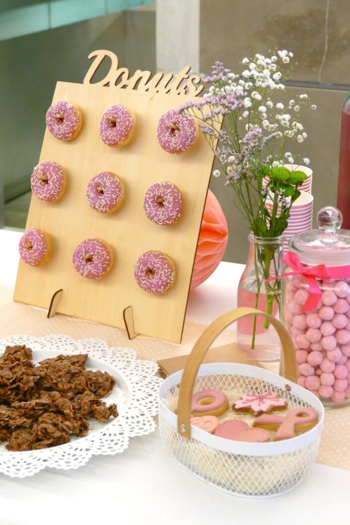 Petit déjeuner octobre rose au siège d'Estée Lauder par Studio Candy avec un candy bar rose, des sablés décorés ruban rose, roses des sablés, donuts roses