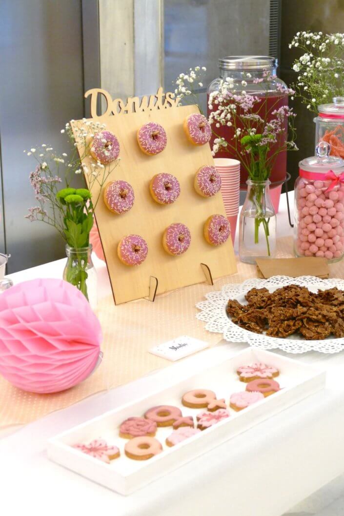 Petit déjeuner octobre rose au siège d'Estée Lauder par Studio Candy avec un candy bar rose, des sablés décorés ruban rose, roses des sablés, donuts roses