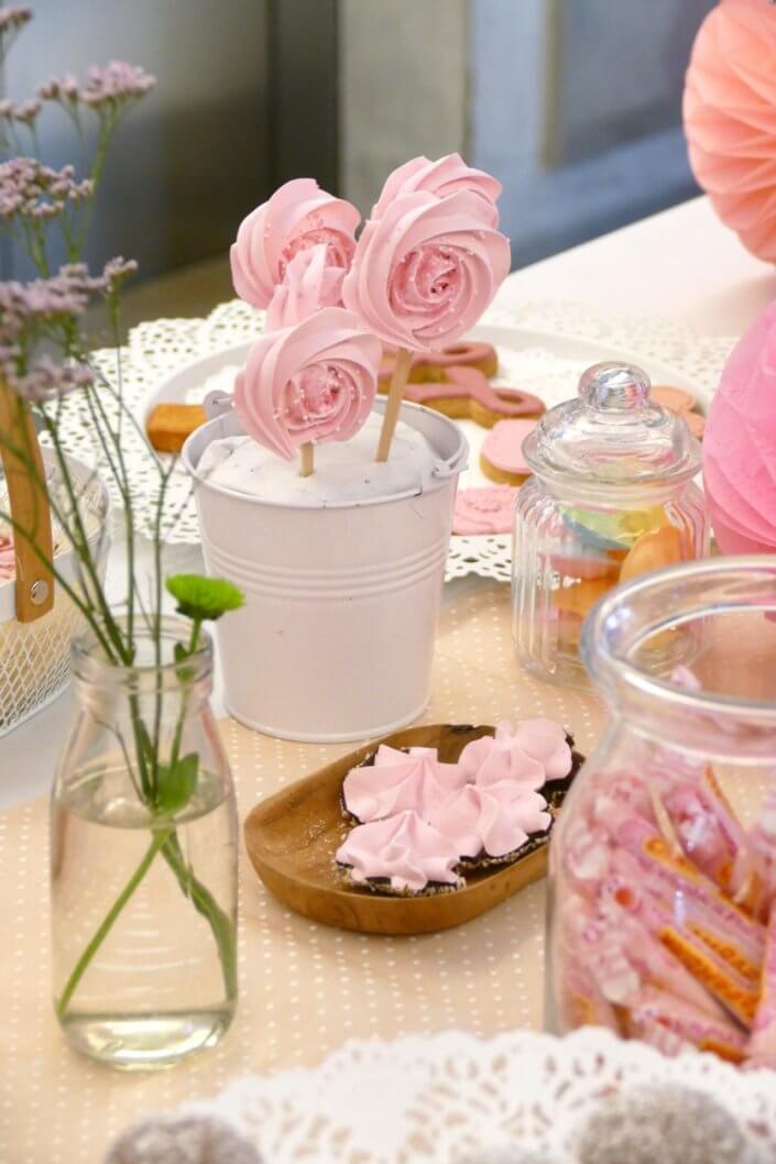 Petit déjeuner octobre rose au siège d'Estée Lauder par Studio Candy avec un candy bar rose, des sablés décorés ruban rose, roses des sablés, donuts roses