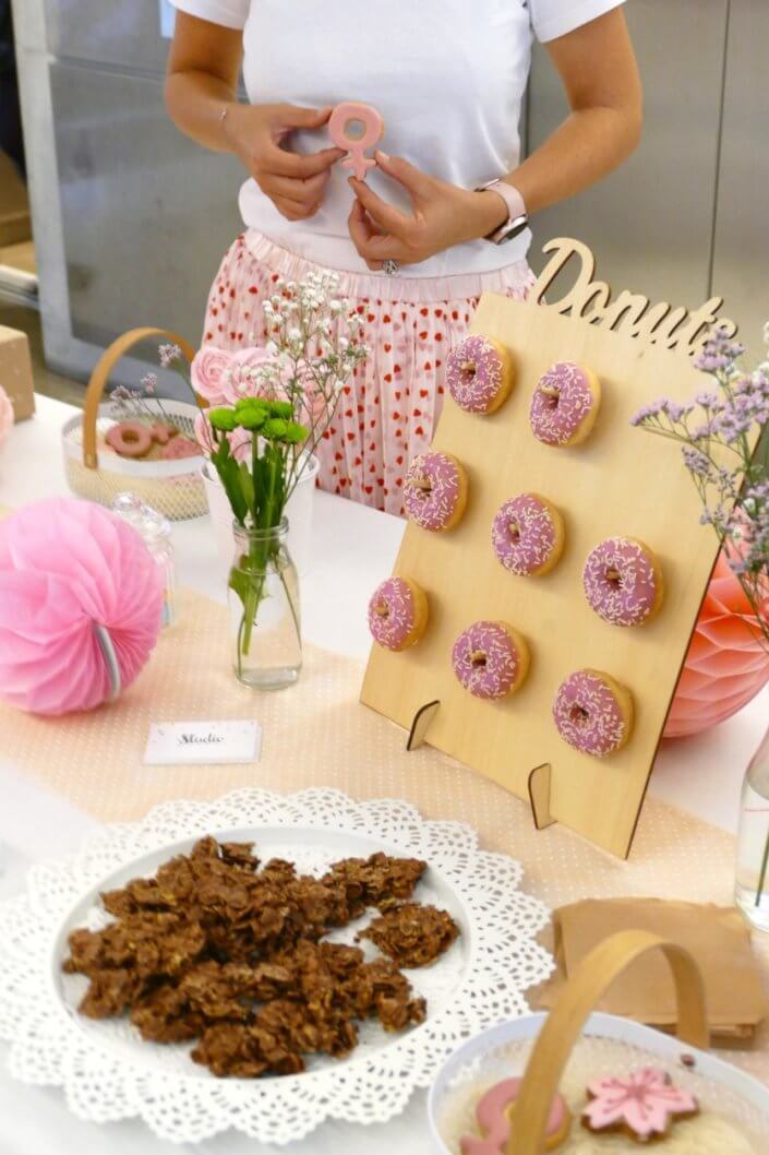 Petit déjeuner octobre rose au siège d'Estée Lauder par Studio Candy avec un candy bar rose, des sablés décorés ruban rose, roses des sablés, donuts roses