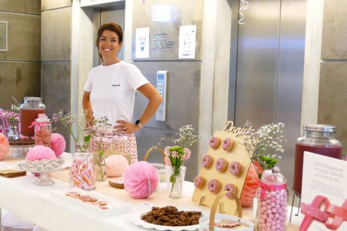 Petit déjeuner octobre rose au siège d'Estée Lauder par Studio Candy avec un candy bar rose, des sablés décorés ruban rose, roses des sablés, donuts roses