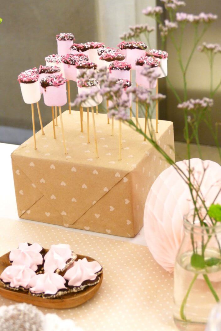 Petit déjeuner octobre rose au siège d'Estée Lauder par Studio Candy avec un candy bar rose, des sablés décorés ruban rose, roses des sablés, donuts roses