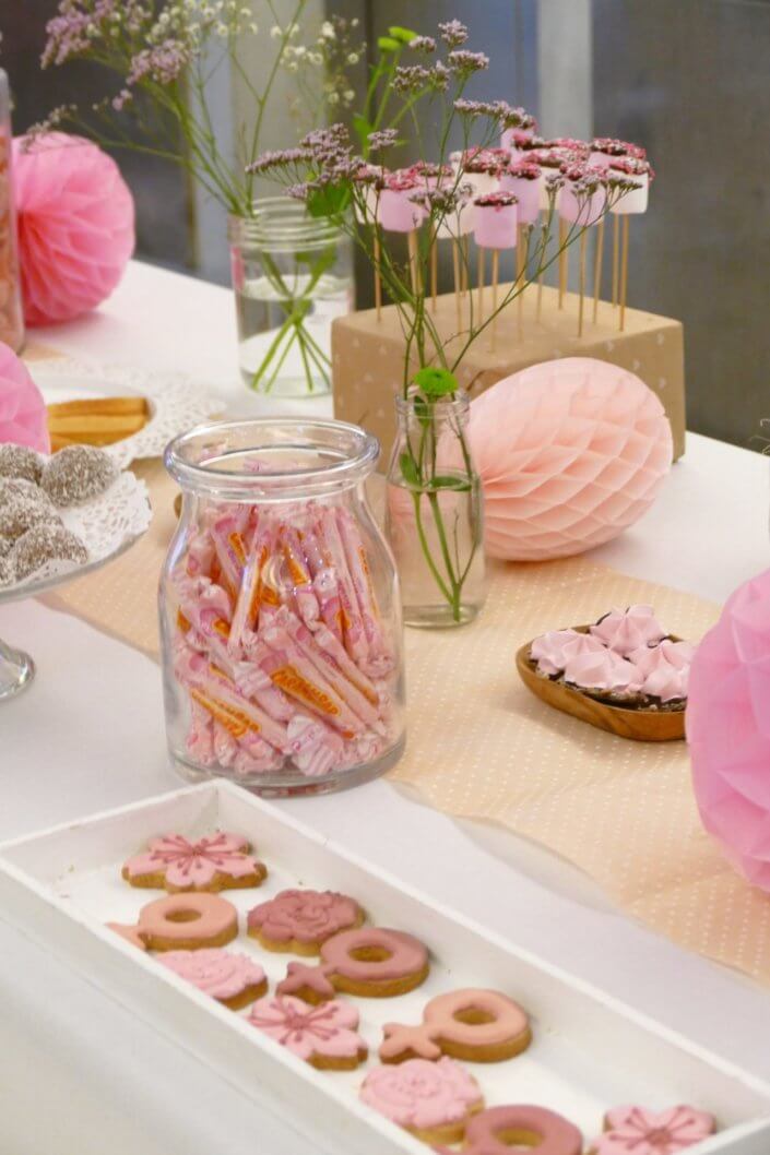 Petit déjeuner octobre rose au siège d'Estée Lauder par Studio Candy avec un candy bar rose, des sablés décorés ruban rose, roses des sablés, donuts roses