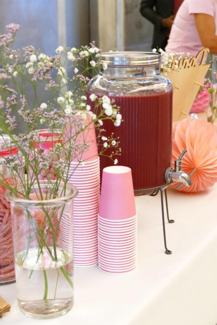 Petit déjeuner octobre rose au siège d'Estée Lauder par Studio Candy avec un candy bar rose, des sablés décorés ruban rose, roses des sablés, donuts roses