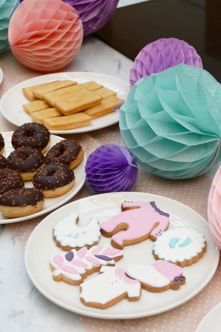 Evénement influenceuses Lansinoh avec petit déjeuner thème bébé, atelier créatif customisation d'un fanion pour une chambre d'enfant