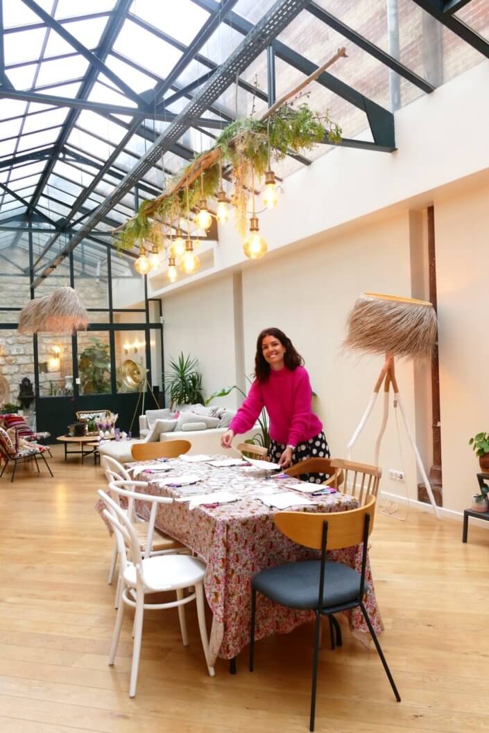 Evénement influenceuses Lansinoh avec petit déjeuner thème bébé, atelier créatif customisation d'un fanion pour une chambre d'enfant