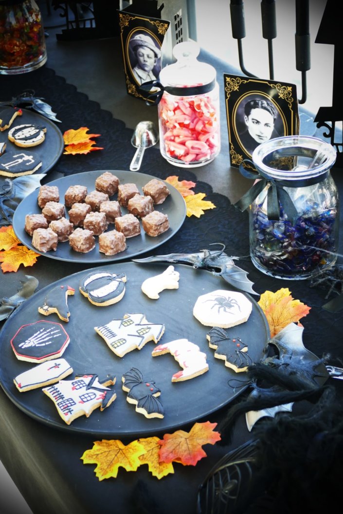 Gouter candy bar Halloween pour Cheerz par Studio candy avec bonbons araignées, meringues fantômes, sablés décorés cercueil, rat, chauve-souris, brownie, financier et décoration en noir et blanc