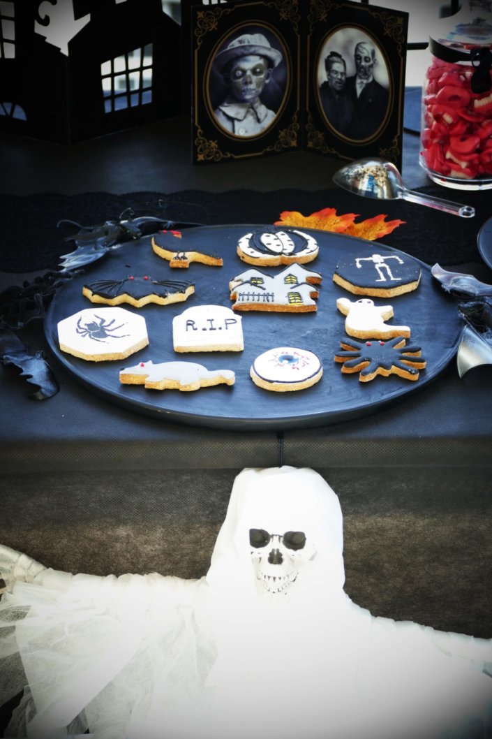Gouter candy bar Halloween pour Cheerz par Studio candy avec bonbons araignées, meringues fantômes, sablés décorés cercueil, rat, chauve-souris, brownie, financier et décoration en noir et blanc