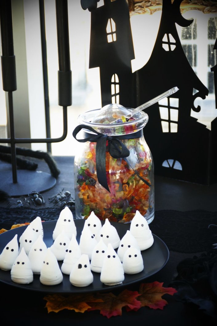 Gouter candy bar Halloween pour Cheerz par Studio candy avec bonbons araignées, meringues fantômes, sablés décorés cercueil, rat, chauve-souris, brownie, financier et décoration en noir et blanc