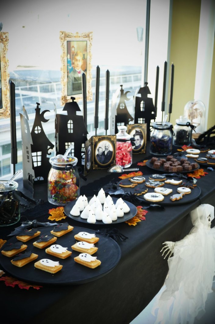 Gouter candy bar Halloween pour Cheerz par Studio candy avec bonbons araignées, meringues fantômes, sablés décorés cercueil, rat, chauve-souris, brownie, financier et décoration en noir et blanc