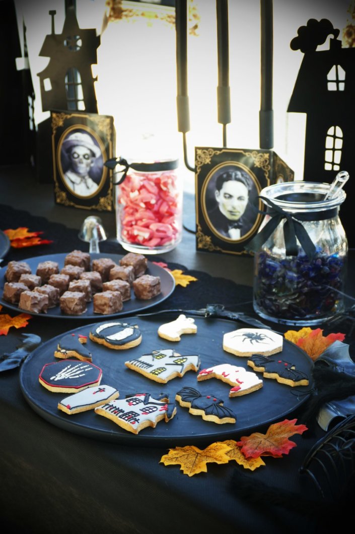 Gouter candy bar Halloween pour Cheerz par Studio candy avec bonbons araignées, meringues fantômes, sablés décorés cercueil, rat, chauve-souris, brownie, financier et décoration en noir et blanc