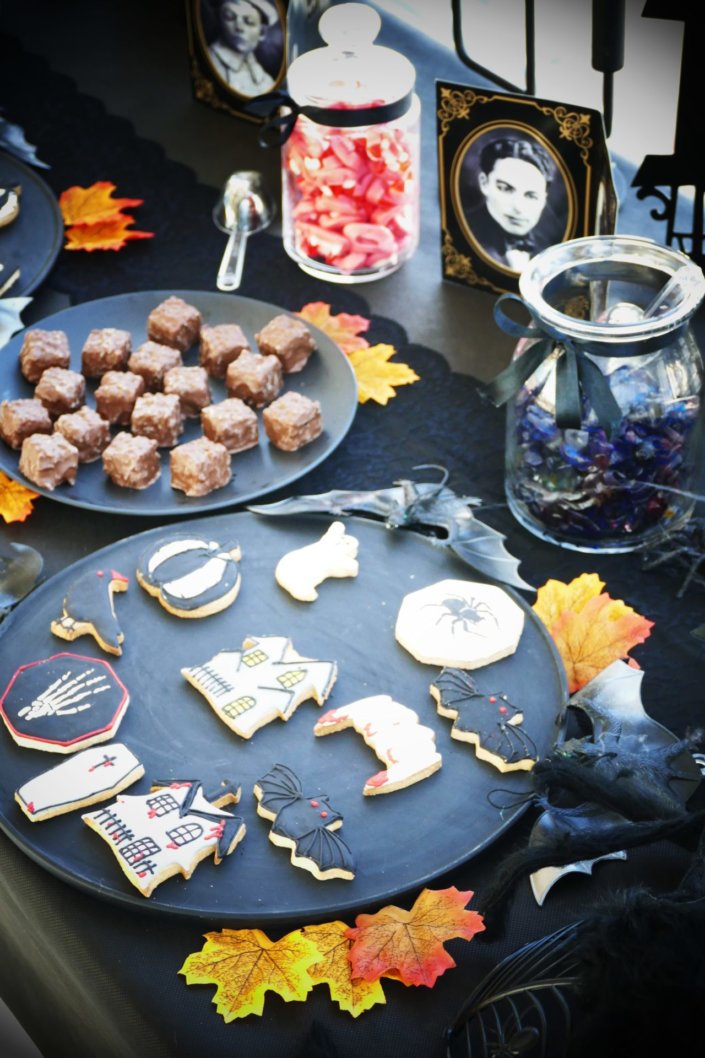 Gouter candy bar Halloween pour Cheerz par Studio candy avec bonbons araignées, meringues fantômes, sablés décorés cercueil, rat, chauve-souris, brownie, financier et décoration en noir et blanc