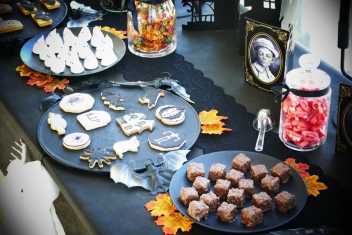 Gouter candy bar Halloween pour Cheerz par Studio candy avec bonbons araignées, meringues fantômes, sablés décorés cercueil, rat, chauve-souris, brownie, financier et décoration en noir et blanc