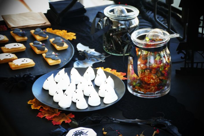 Gouter candy bar Halloween pour Cheerz par Studio candy avec bonbons araignées, meringues fantômes, sablés décorés cercueil, rat, chauve-souris, brownie, financier et décoration en noir et blanc