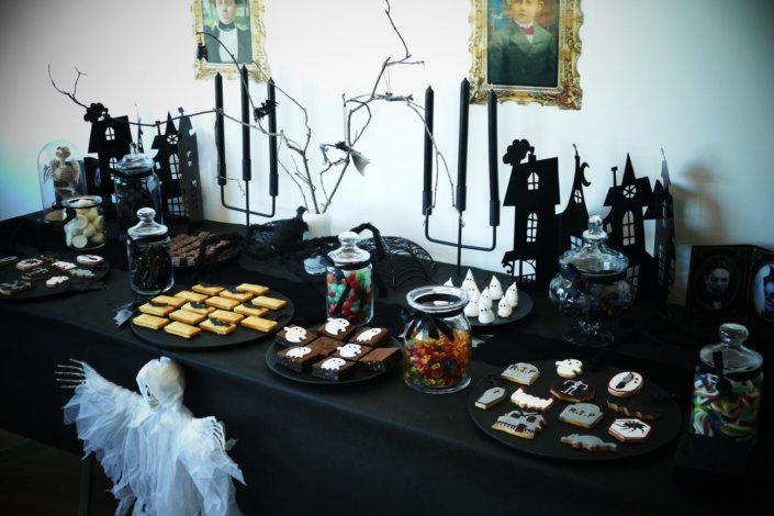 Goûter halloween et candy bar sur mesure chez LMVH avec brownie, financiers chauves souris, meringue fantôme, bonbons, sablés décorés cercueil, rat, maison hantée