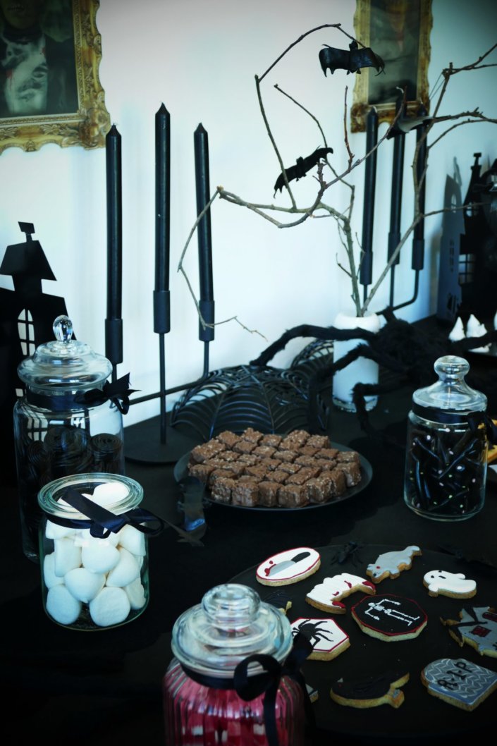 Goûter halloween et candy bar sur mesure chez LMVH avec brownie, financiers chauves souris, meringue fantôme, bonbons, sablés décorés cercueil, rat, maison hantée