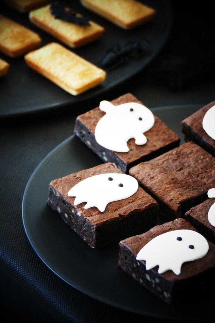 Goûter halloween et candy bar sur mesure chez LMVH avec brownie, financiers chauves souris, meringue fantôme, bonbons, sablés décorés cercueil, rat, maison hantée