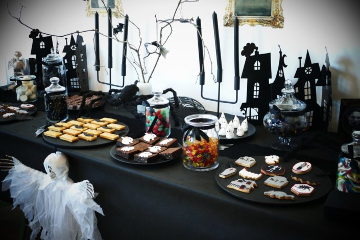 Goûter halloween et candy bar sur mesure chez LMVH avec brownie, financiers chauves souris, meringue fantôme, bonbons, sablés décorés cercueil, rat, maison hantée