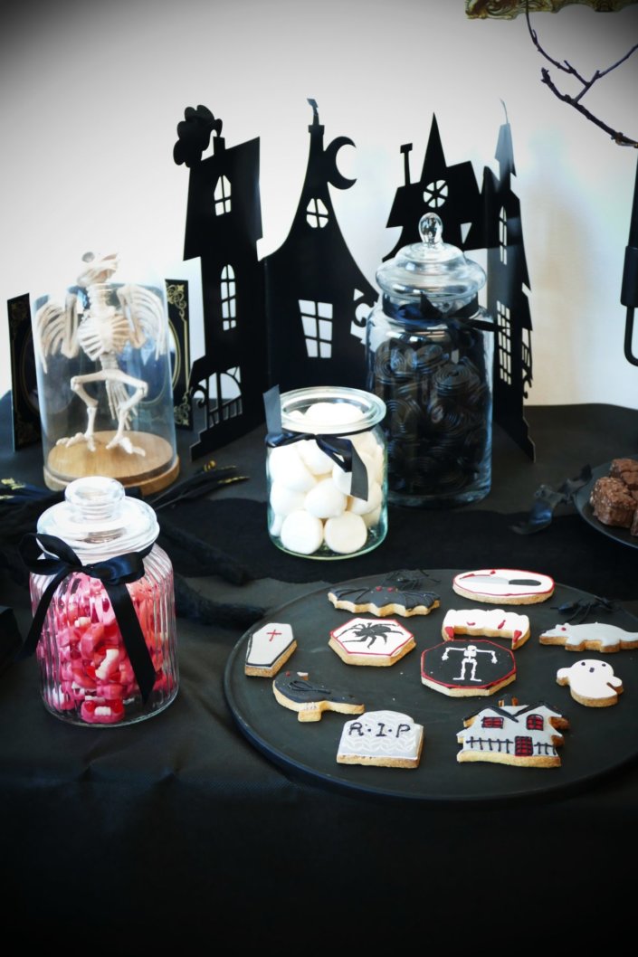 Goûter halloween et candy bar sur mesure chez LMVH avec brownie, financiers chauves souris, meringue fantôme, bonbons, sablés décorés cercueil, rat, maison hantée