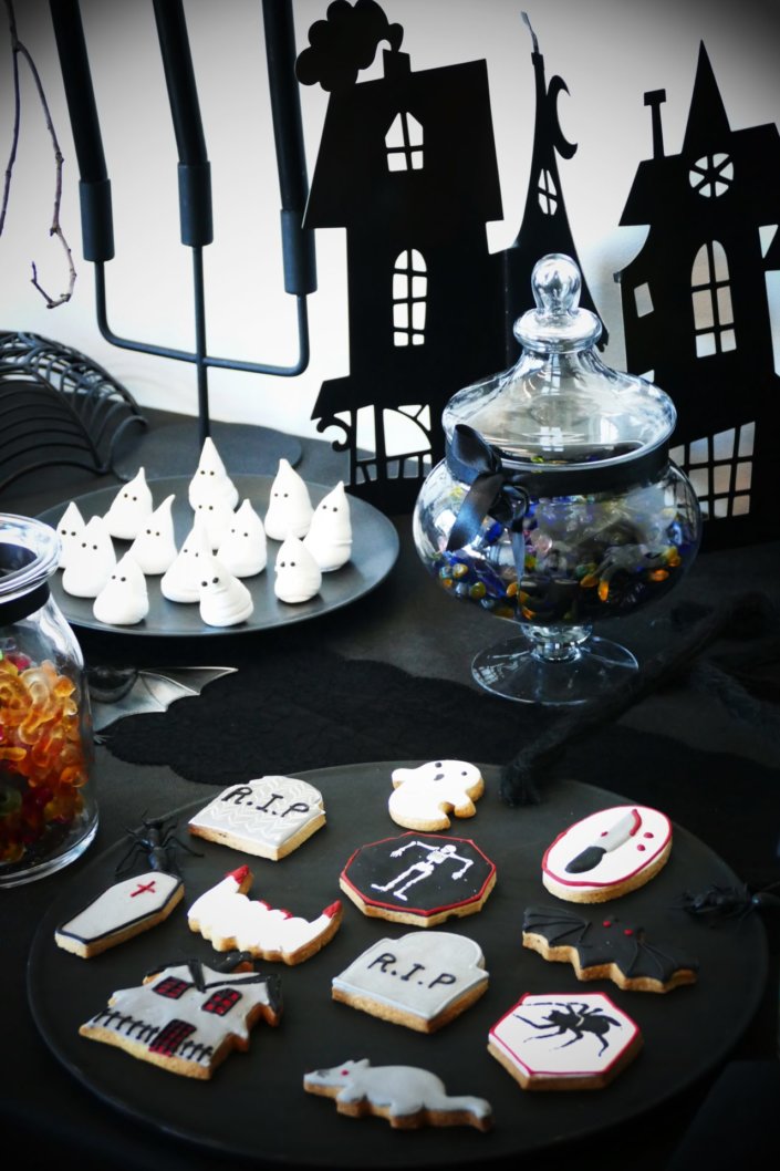 Goûter halloween et candy bar sur mesure chez LMVH avec brownie, financiers chauves souris, meringue fantôme, bonbons, sablés décorés cercueil, rat, maison hantée