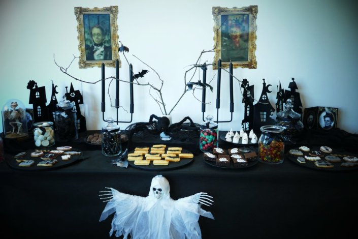Goûter halloween et candy bar sur mesure chez LMVH avec brownie, financiers chauves souris, meringue fantôme, bonbons, sablés décorés cercueil, rat, maison hantée