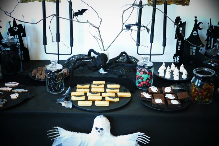 Goûter halloween et candy bar sur mesure chez LMVH avec brownie, financiers chauves souris, meringue fantôme, bonbons, sablés décorés cercueil, rat, maison hantée