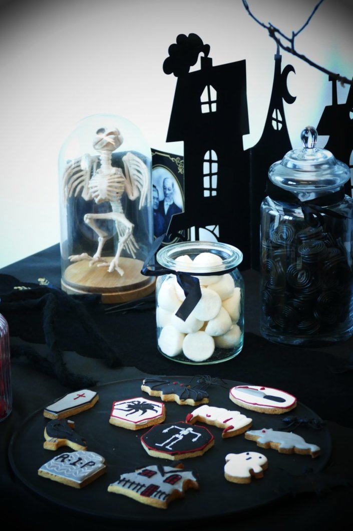 Goûter halloween et candy bar sur mesure chez LMVH avec brownie, financiers chauves souris, meringue fantôme, bonbons, sablés décorés cercueil, rat, maison hantée