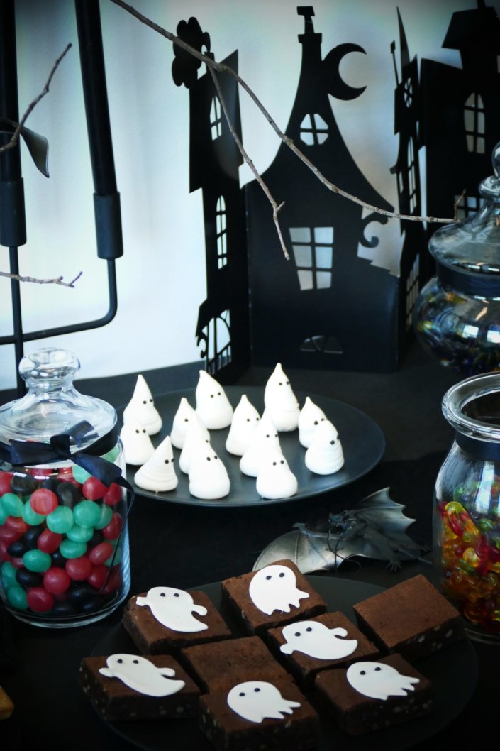 Goûter halloween et candy bar sur mesure chez LMVH avec brownie, financiers chauves souris, meringue fantôme, bonbons, sablés décorés cercueil, rat, maison hantée