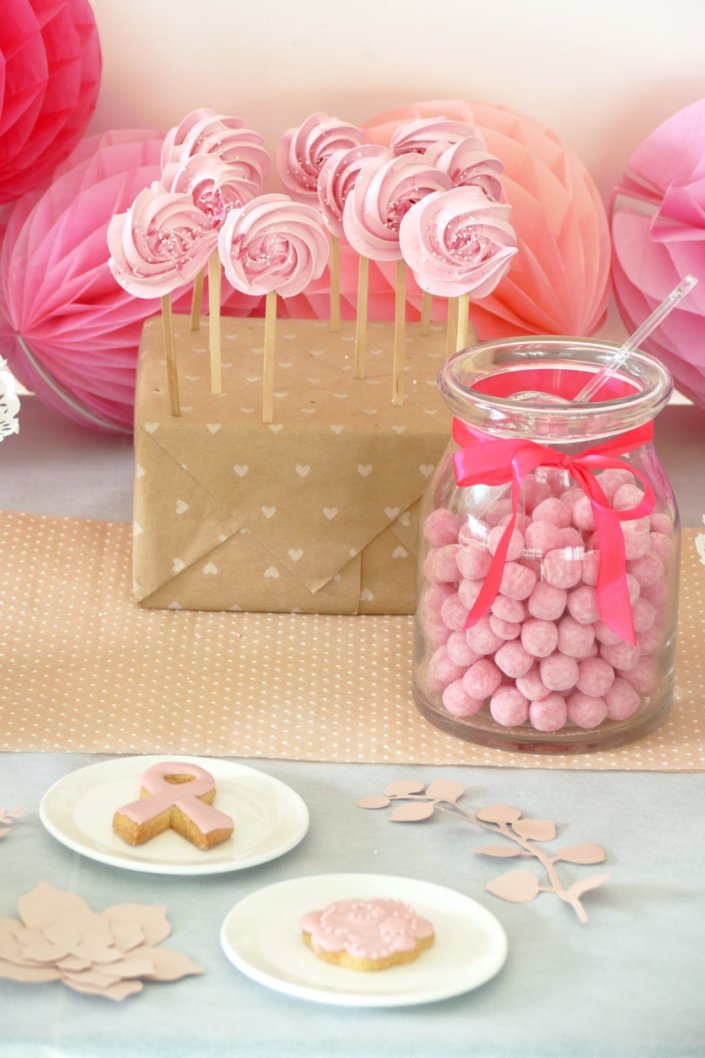 Candy Bar octobre rose pour LVMH par Studio Candy avec bonbons roses, sablés décorés ruban rose, brochettes de meringue rose, donuts assortis