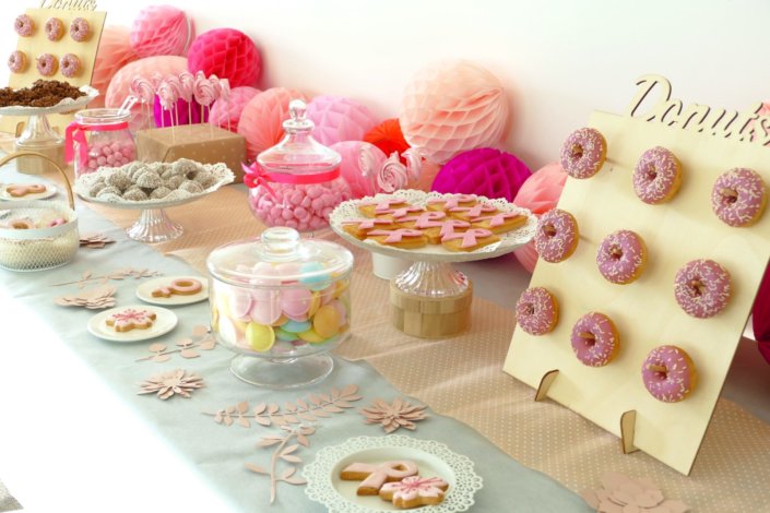 Candy Bar octobre rose pour LVMH par Studio Candy avec bonbons roses, sablés décorés ruban rose, brochettes de meringue rose, donuts assortis