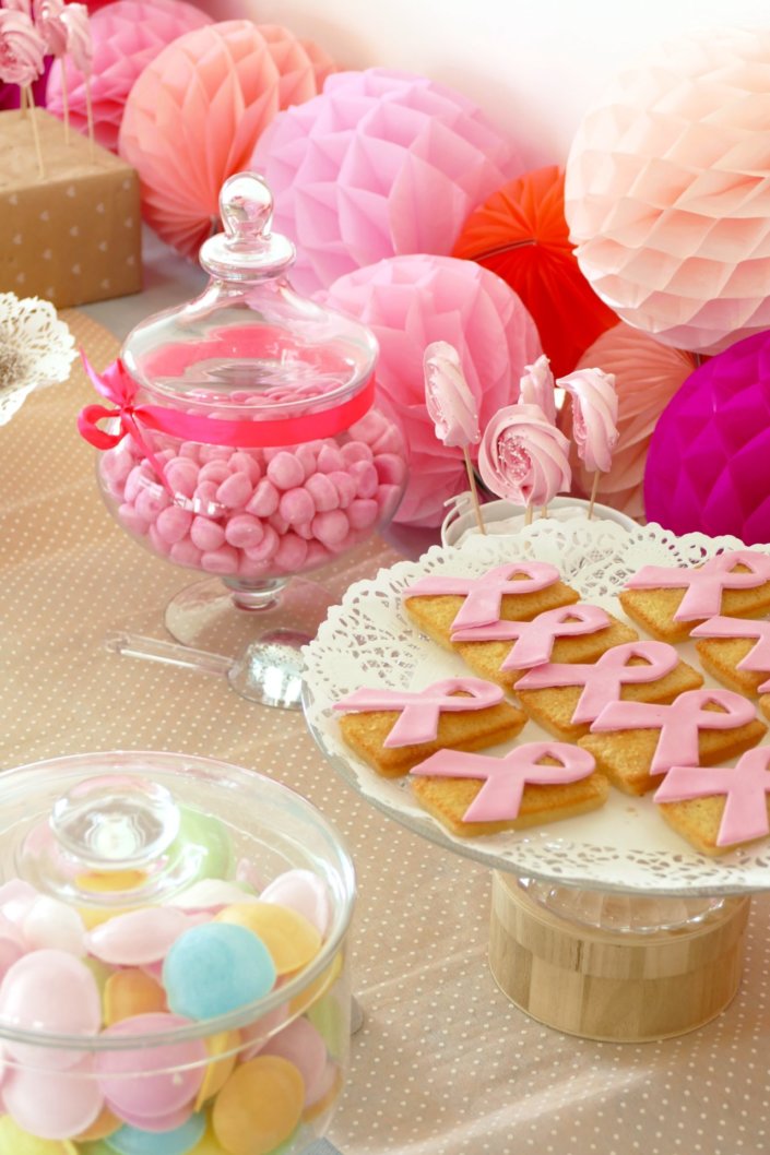 Candy Bar octobre rose pour LVMH par Studio Candy avec bonbons roses, sablés décorés ruban rose, brochettes de meringue rose, donuts assortis