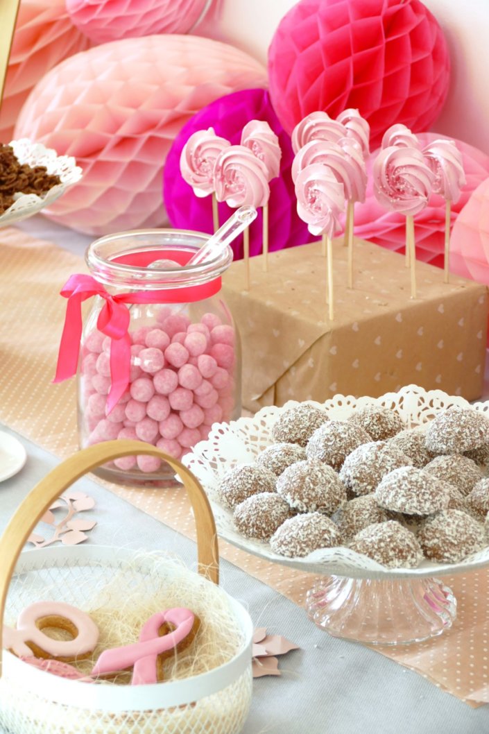 Candy Bar octobre rose pour LVMH par Studio Candy avec bonbons roses, sablés décorés ruban rose, brochettes de meringue rose, donuts assortis