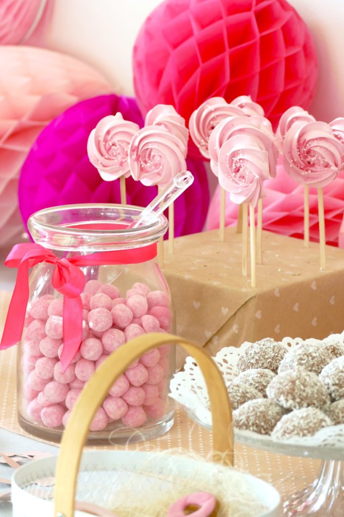 Candy Bar octobre rose pour LVMH par Studio Candy avec bonbons roses, sablés décorés ruban rose, brochettes de meringue rose, donuts assortis