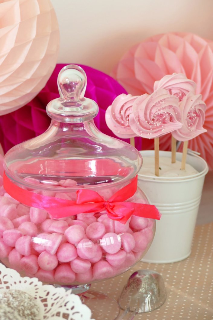 Candy Bar octobre rose pour LVMH par Studio Candy avec bonbons roses, sablés décorés ruban rose, brochettes de meringue rose, donuts assortis