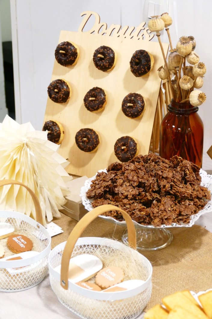 Petit déjeuner pour Clinique et leur nouveau fond de teint Even Better par Studio Candy - Table dans les tons beige, chocolat, sable, cagettes de bois et fleurs séchées