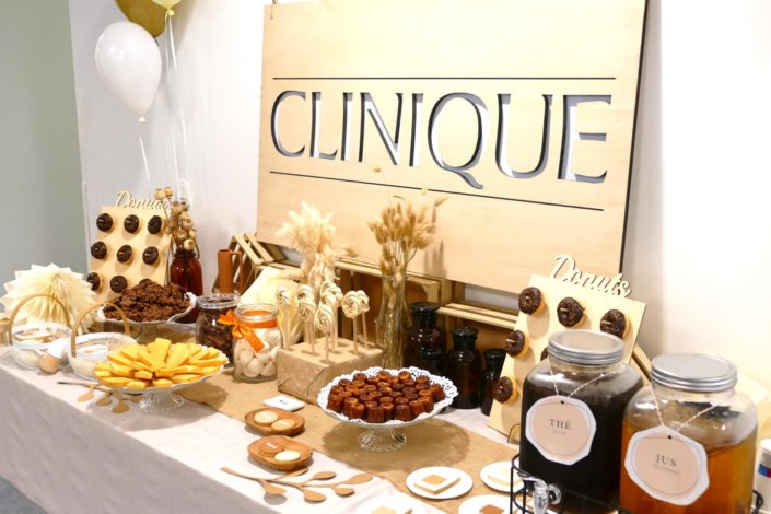 Petit déjeuner pour Clinique et leur nouveau fond de teint Even Better par Studio Candy - Table dans les tons beige, chocolat, sable, cagettes de bois et fleurs séchées