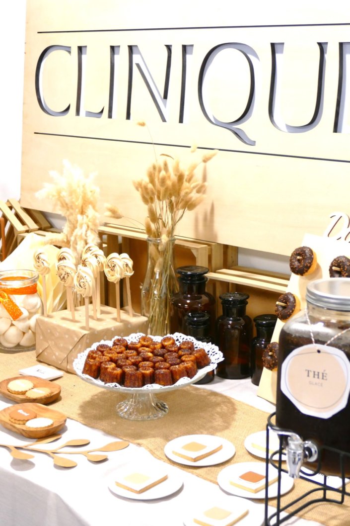 Petit déjeuner pour Clinique et leur nouveau fond de teint Even Better par Studio Candy - Table dans les tons beige, chocolat, sable, cagettes de bois et fleurs séchées