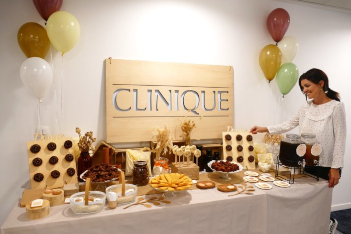 Petit déjeuner pour Clinique et leur nouveau fond de teint Even Better par Studio Candy - Table dans les tons beige, chocolat, sable, cagettes de bois et fleurs séchées